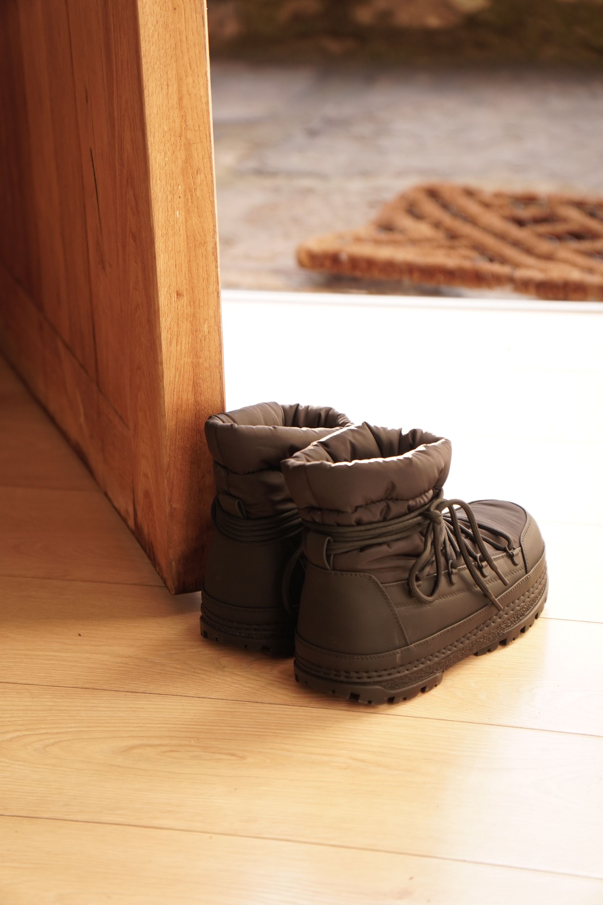 Bottes illustratives près d’une porte ; aucun produit SOTHING représenté