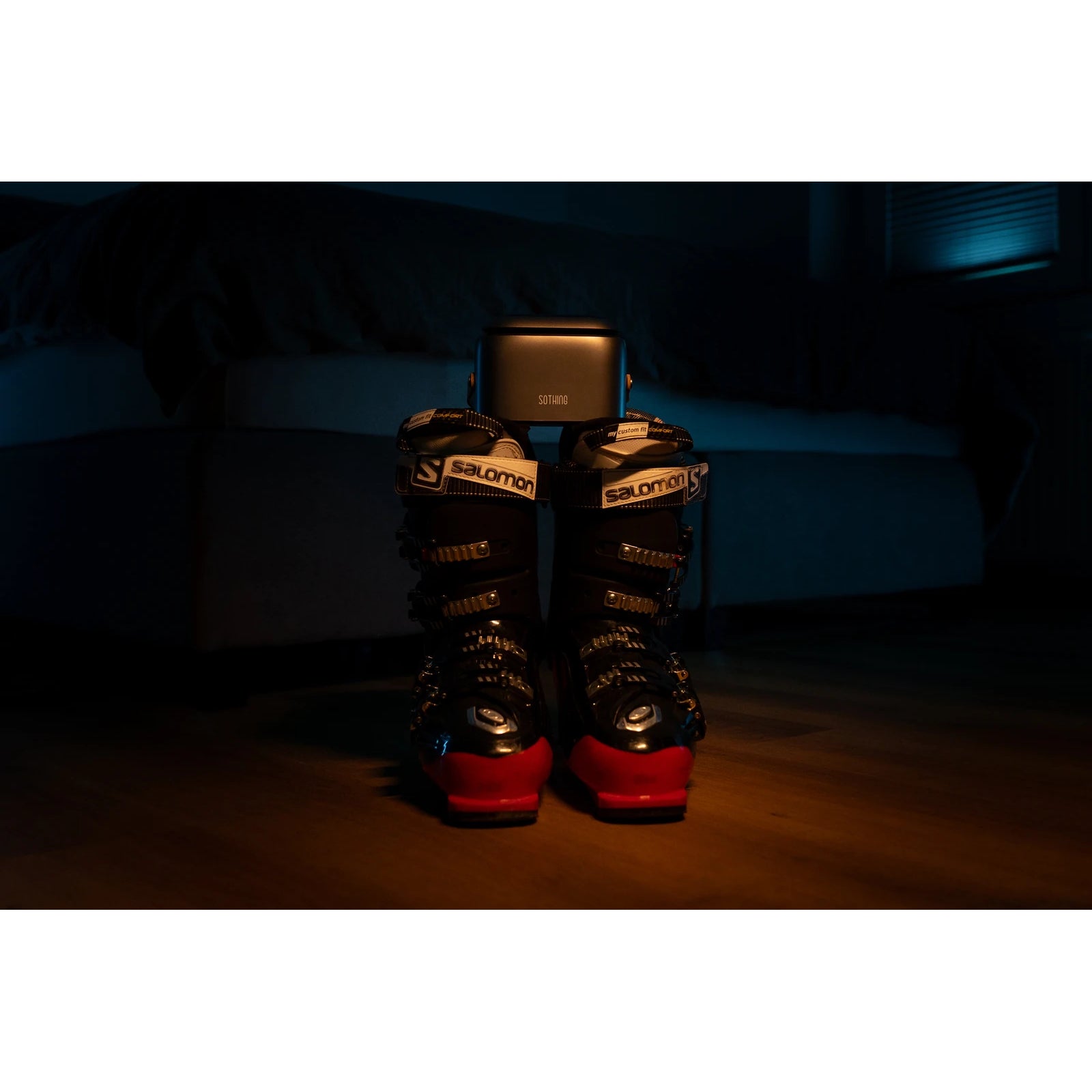 Ultra Grey et bottes de ski le soir, photographie originale